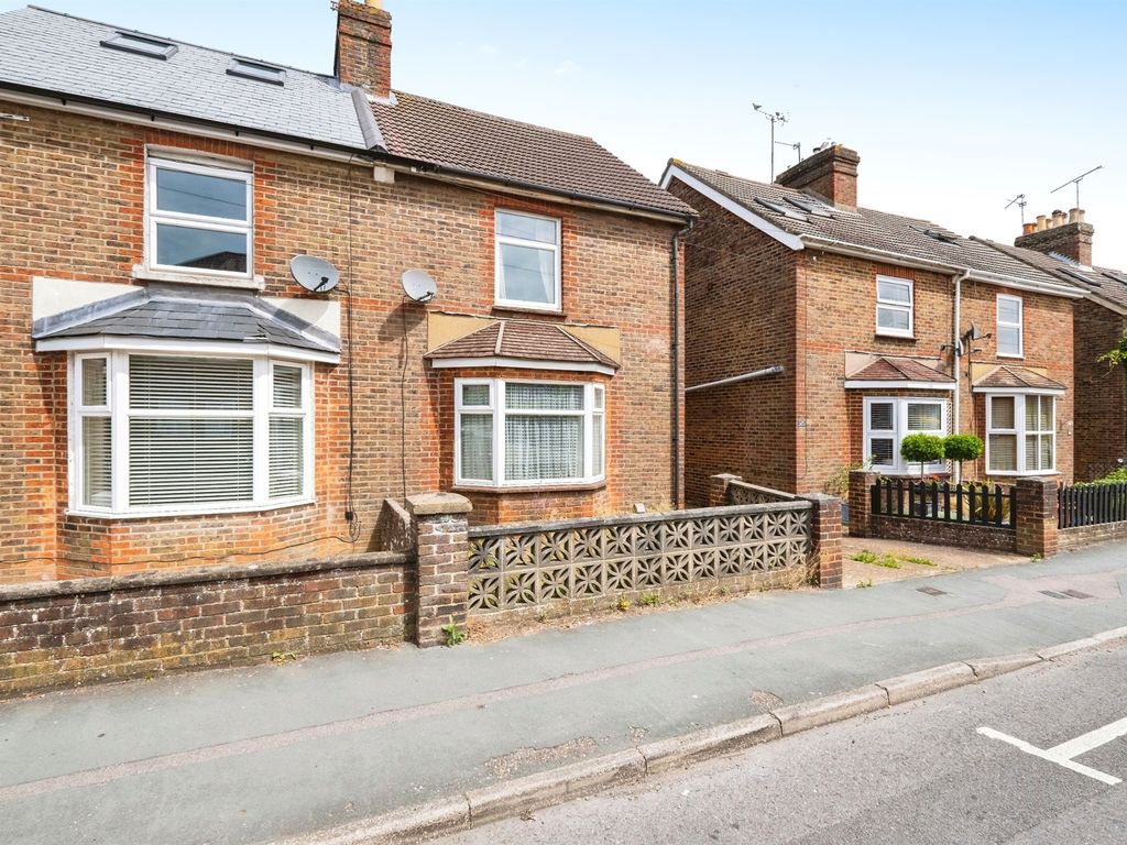 3 bed semidetached house for sale in Crawley Road, Horsham RH12, £