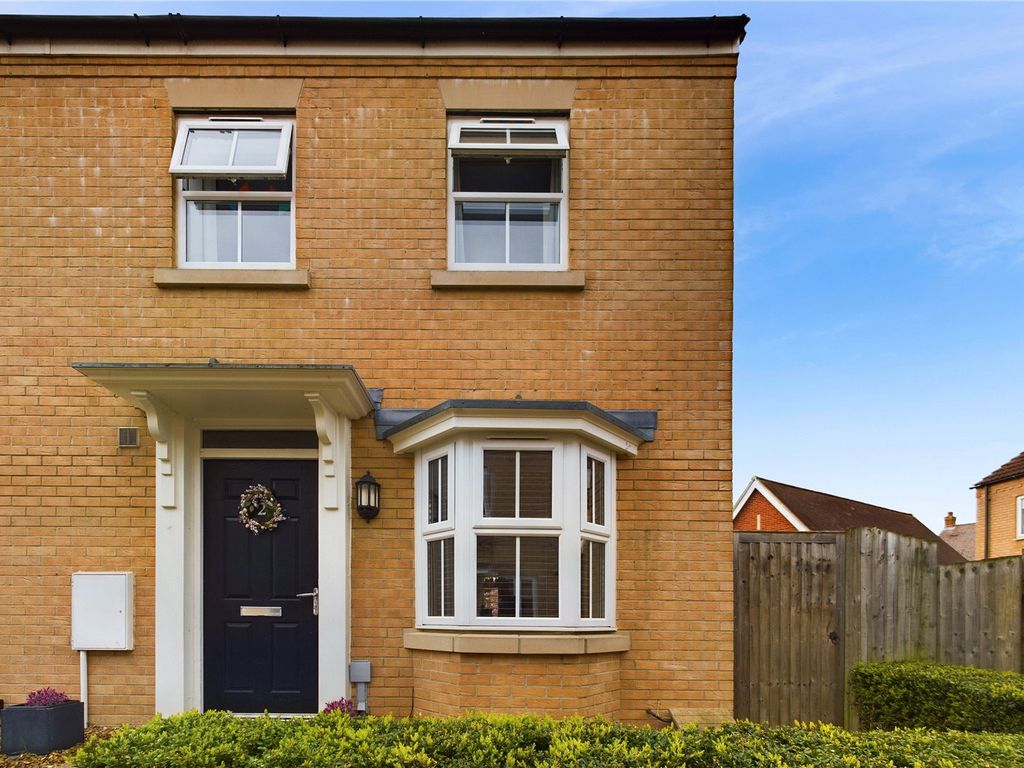 3 bed semidetached house for sale in Barnstaple Walk, Biggleswade