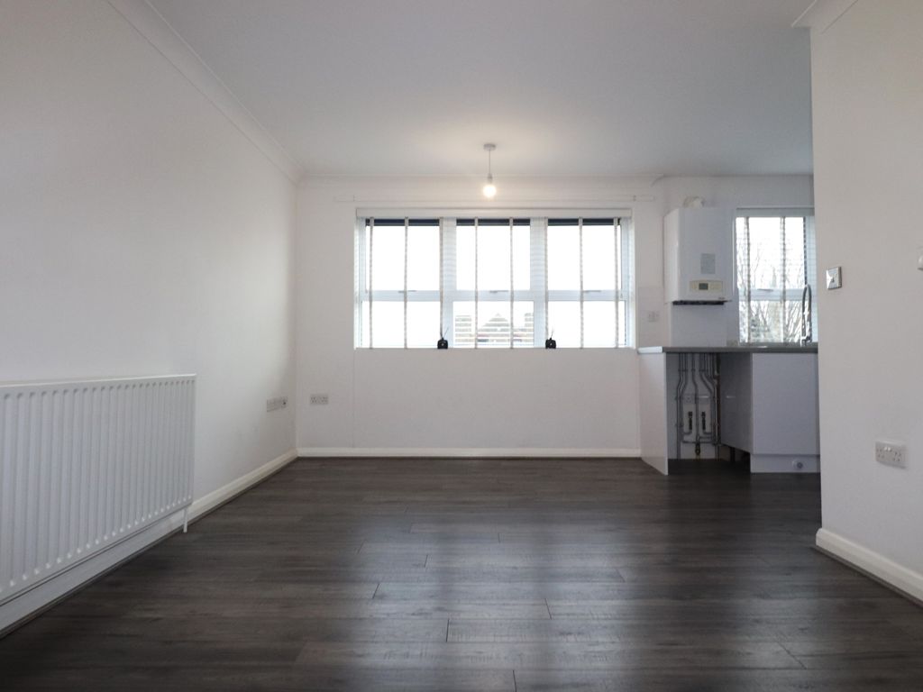 2 bed flat to rent in Frindsbury Road, Rochester ME2, £1,200 pcm Zoopla