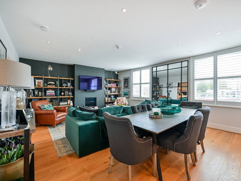 1 bed flat for sale in Bridge Road, Hampton Court, East Molesey KT8, £