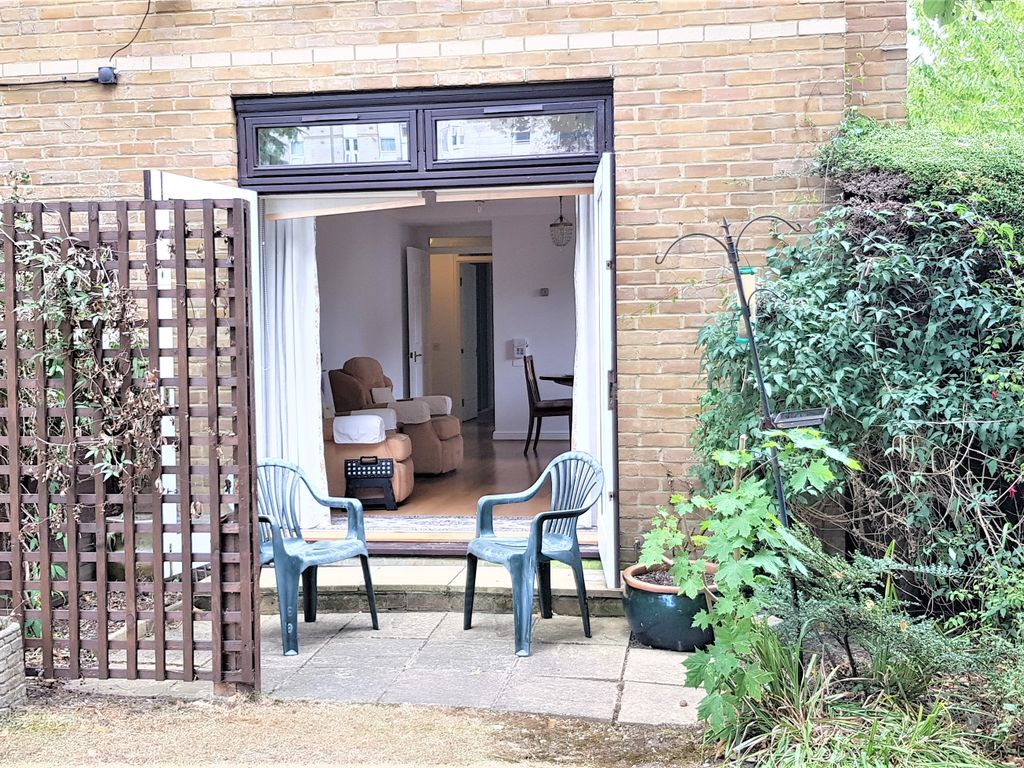 2 bed flat for sale in Hamilton Square, Sandringham Gardens, North