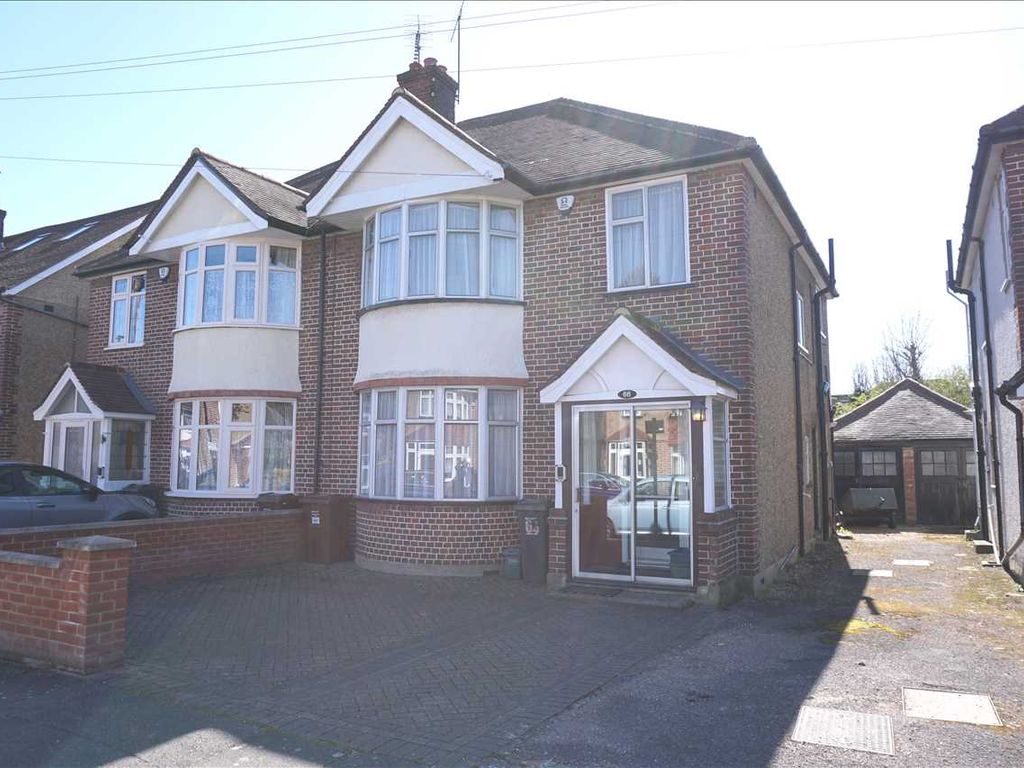 3 bed semidetached house to rent in Bassett Gardens, Osterley