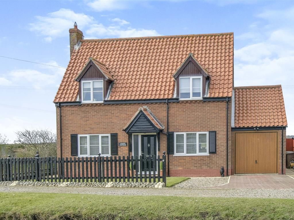 3 bed detached house for sale in Coast Road, Walcott, Norwich NR12, £