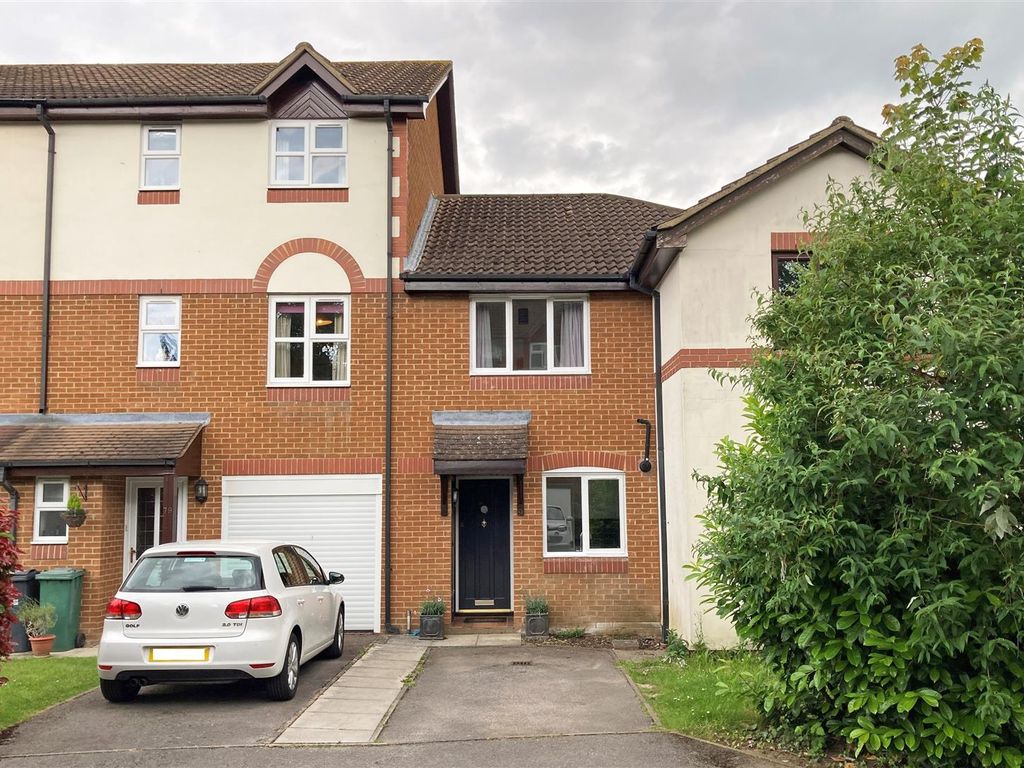 2 bed terraced house for sale in Keats Avenue, Redhill RH1, £375,000