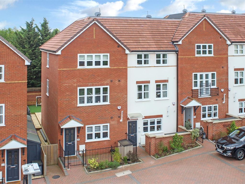 4 bed end terrace house for sale in Oakhill Road, Oakhill, Milton