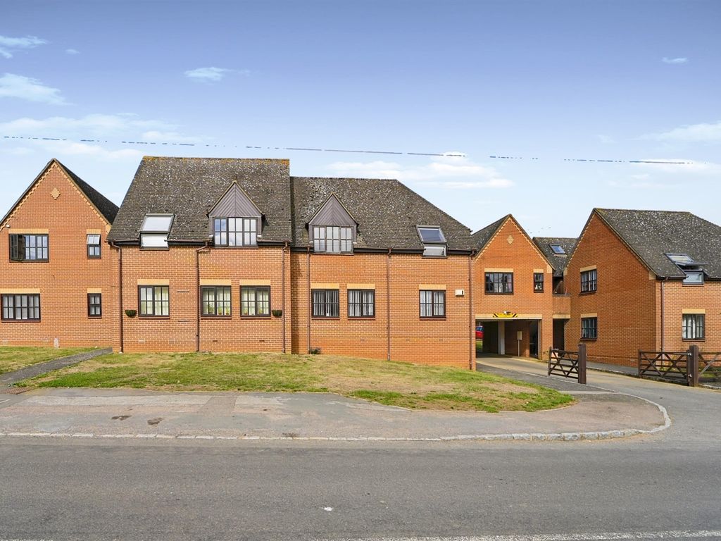 2 bed flat for sale in Main Road, Drayton Parslow, Milton Keynes MK17