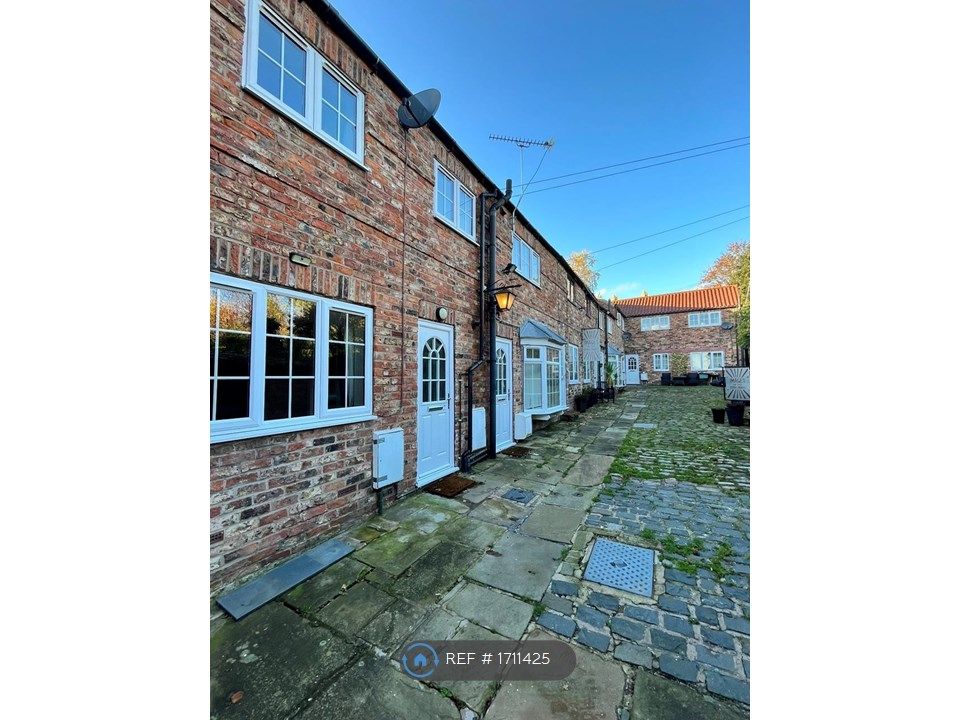 2 bed terraced house to rent in Mews, York YO24, £900 pcm