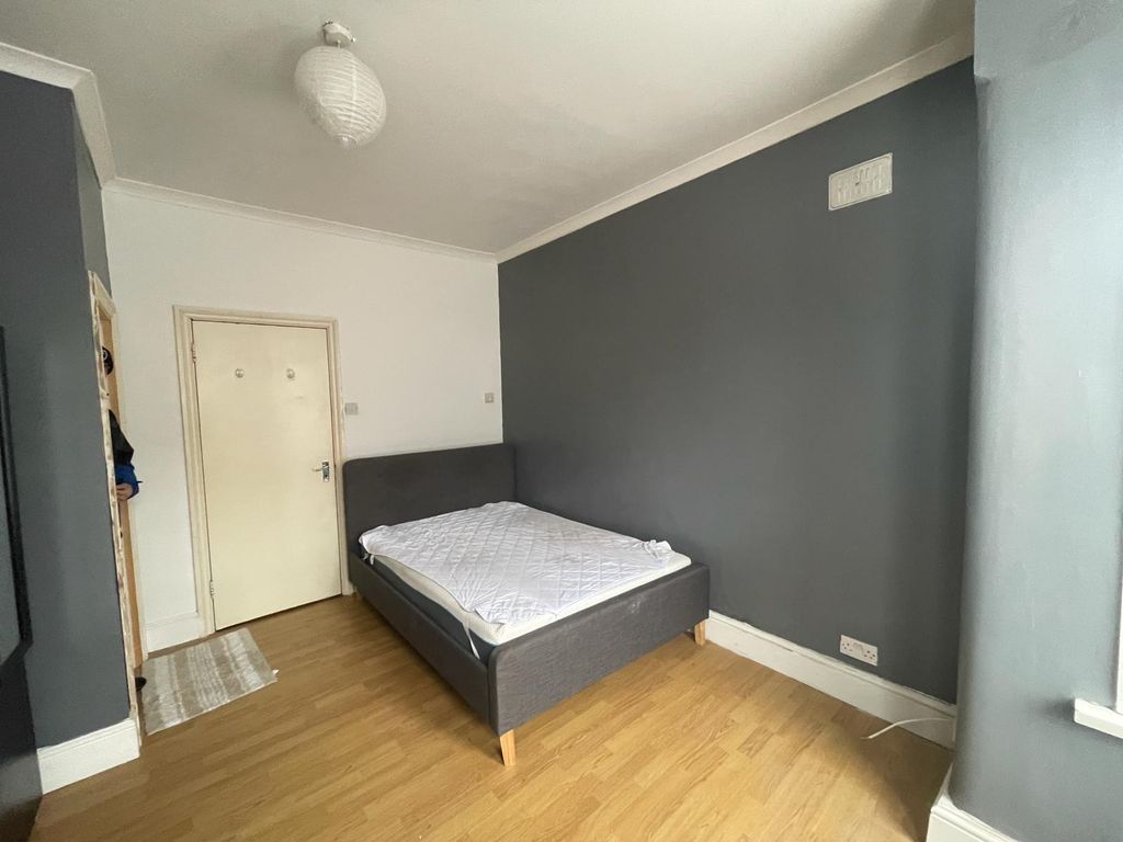 1 bed flat to rent in Park Avenue, Barking IG11, £1,050 pcm Zoopla