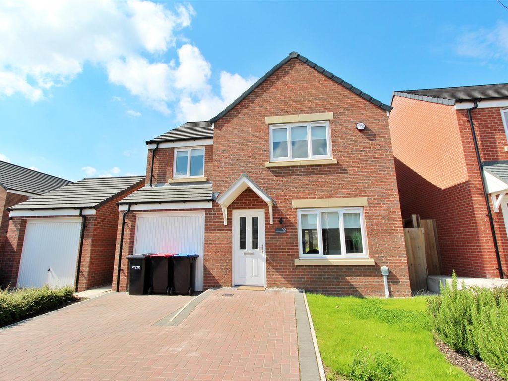 4 bed detached house for sale in Close, PoultonLeFylde FY6, £