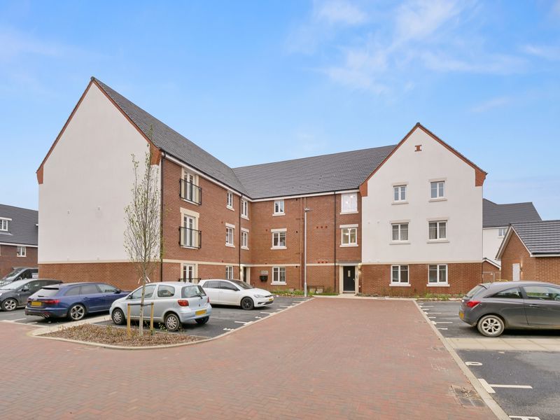 2 bed flat to rent in Cornwell Avenue, Crawley RH10, £1,700 pcm Zoopla