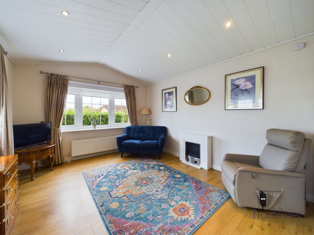 1 bed mobile/park home for sale in Duffins Orchard, Ottershaw, Surrey