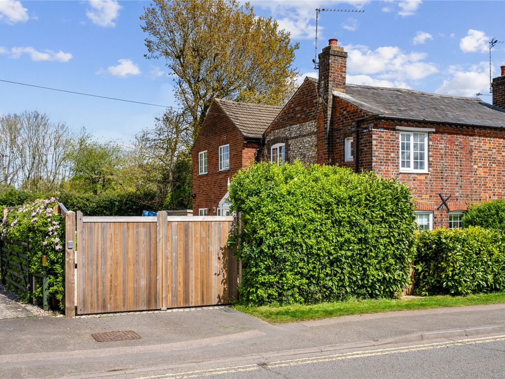 3 bed semidetached house for sale in High Street, Prestwood, Great