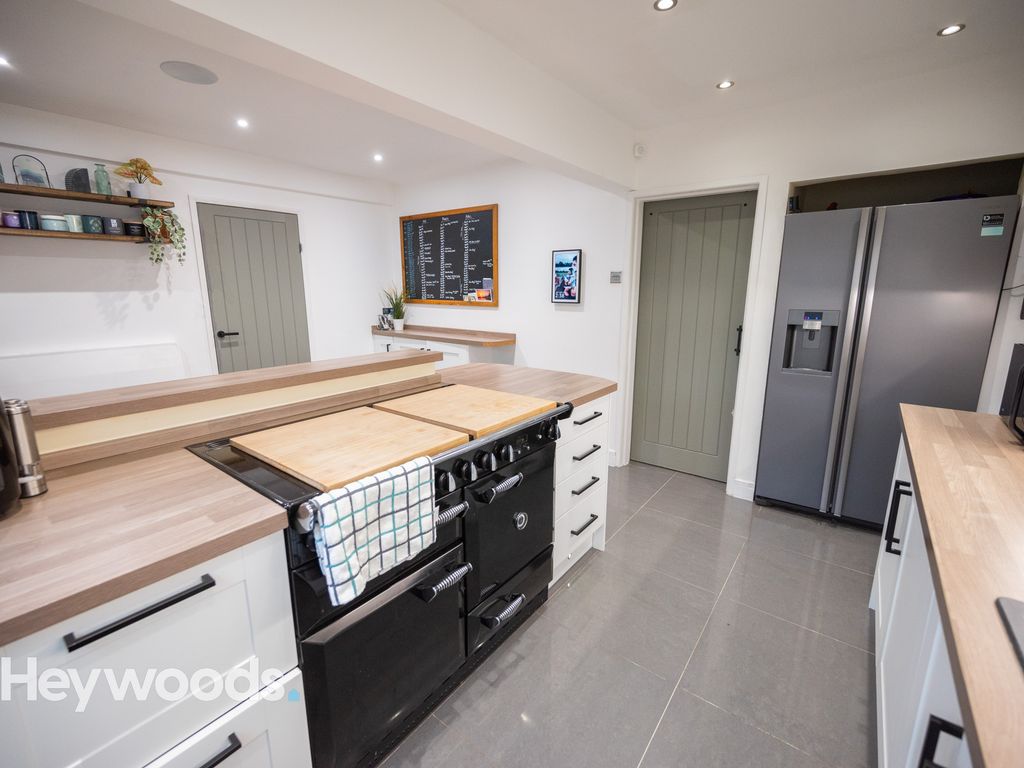 5 bed town house for sale in Churchill Way, Mosspit, Stafford ST17, £