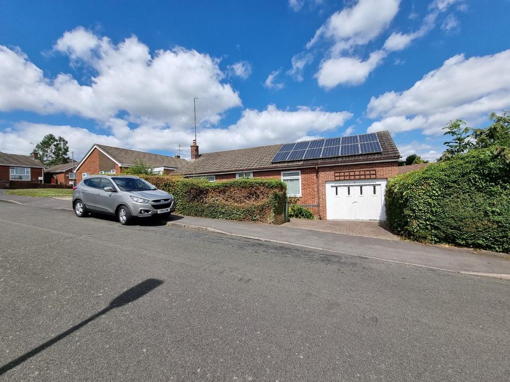 2 bed detached bungalow for sale in Roper Close, Hillmorton, Rugby CV21, £250,000 Zoopla