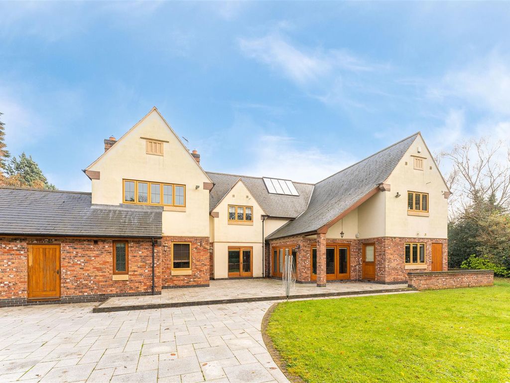 5 bed detached house for sale in Magyar Crescent, Nuneaton CV11, £