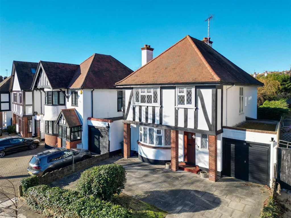 4 bed detached house for sale in Leasway, WestcliffOnSea SS0, £