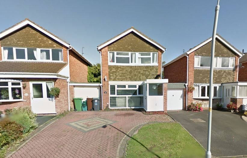 3 bed detached house to rent in Cherrington Gardens, Compton