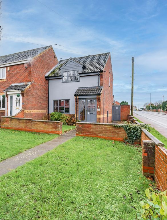 2 bed end terrace house for sale in Lucerne Road, Bradwell NR31, £