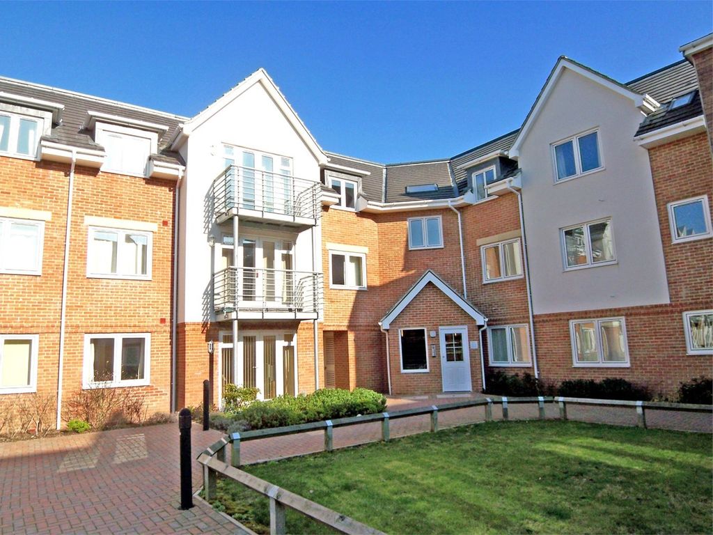 2 bed flat to rent in Old Dairy Close, Fleet GU51 Zoopla