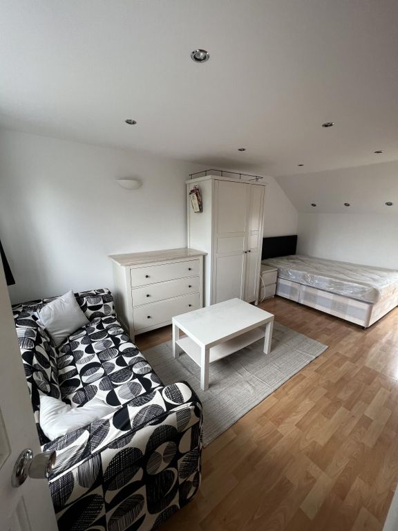 Studio to rent in Winchelsea Road, London N17 Zoopla