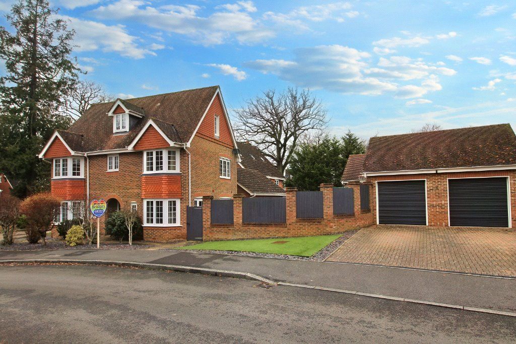 5 bed detached house for sale in Hawkley Way, Fleet, Hampshire GU51