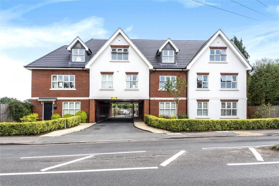 1 bed flat to rent in New Haw Road, Addlestone, Surrey KT15, £1,295 pcm