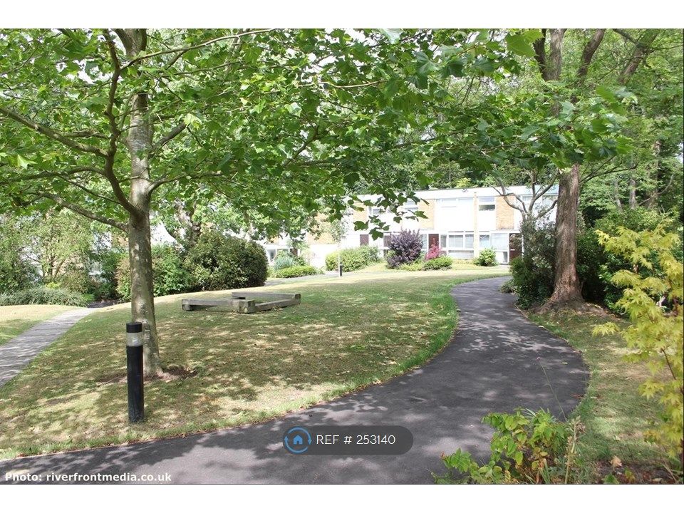 Room to rent in Corner Green, London SE3, £850 pcm Zoopla