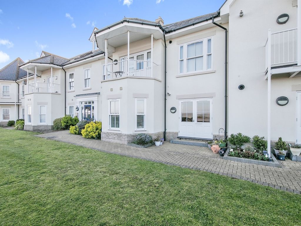 2 bed flat for sale in Marine Parade East, ClactonOnSea CO15 Zoopla