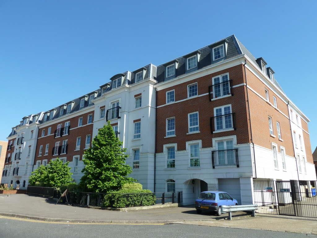2 bed flat to rent in Station Approach, Epsom KT19, £1,600 pcm Zoopla