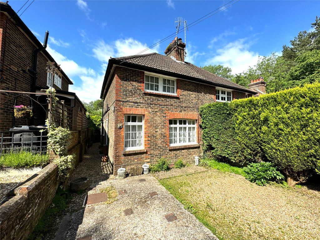 2 bed semidetached house to rent in Newdigate Road, Beare Green