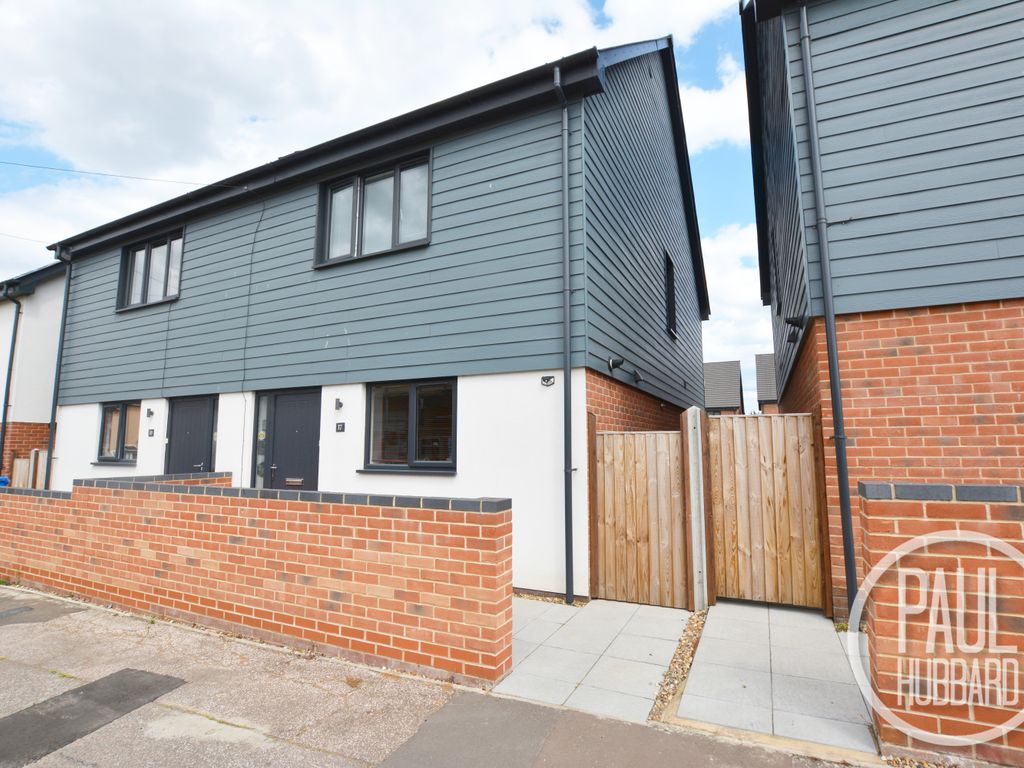 4 bed semidetached house for sale in Crompton Road, Oulton Broad