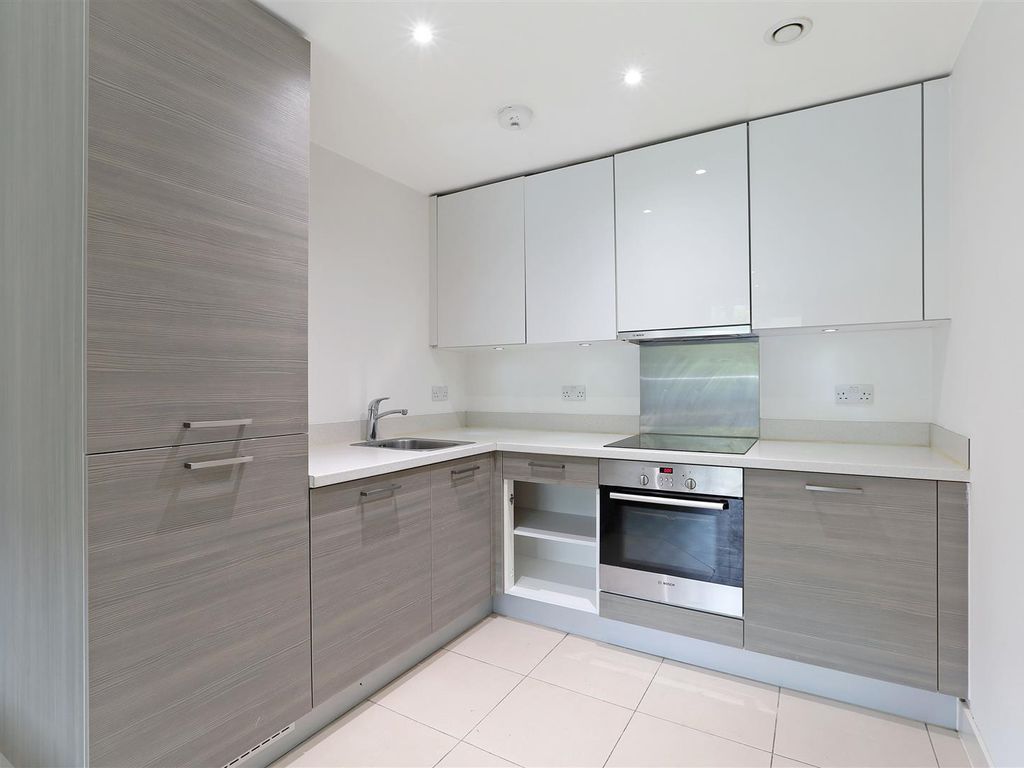 1 bed flat to rent in Bromyard Avenue, London W3, £1,700 pcm Zoopla