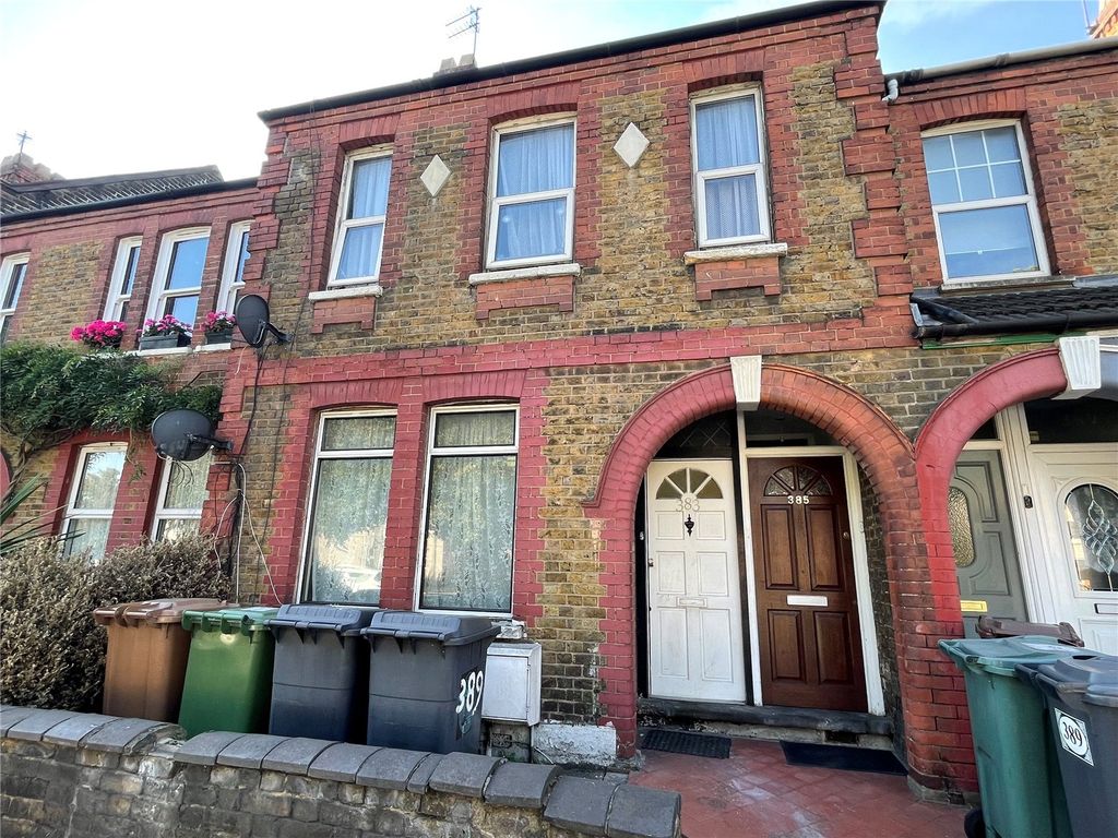 2 bed flat for sale in Chingford Road, Walthamstow, London E17, £