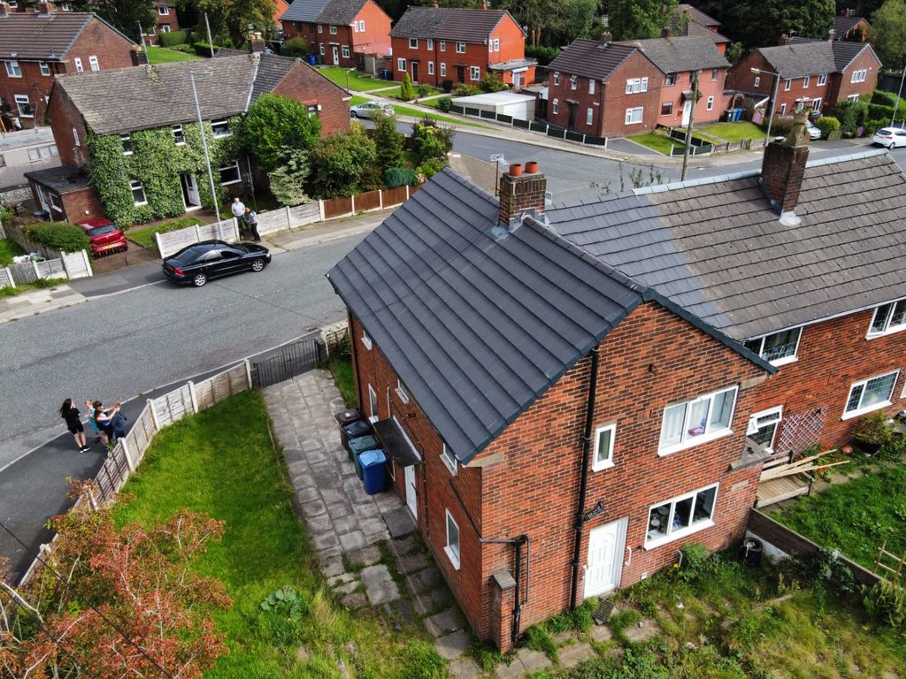 3 bed semidetached house to rent in Topping Fold Road, Bury BL9, £925