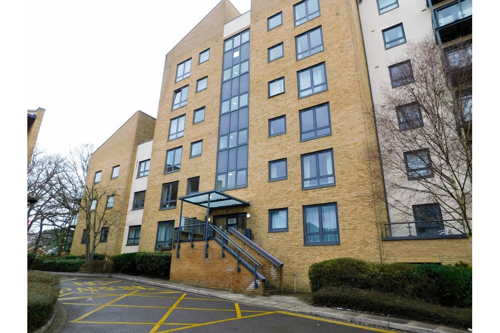 1 bed flat to rent in Victoria Way, Horsell, Woking GU21, £1,195 pcm