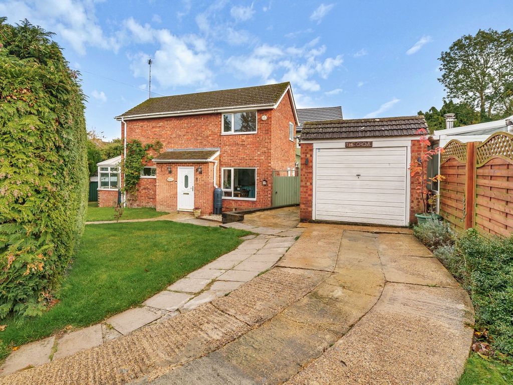 3 bed detached house for sale in Chalton Heights, Chalton LU4, £375,000