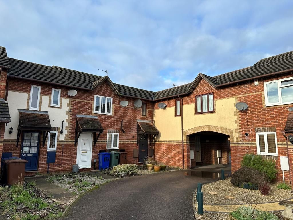 3 bed end terrace house to rent in Spruce Drive, Bicester OX26, £1,500