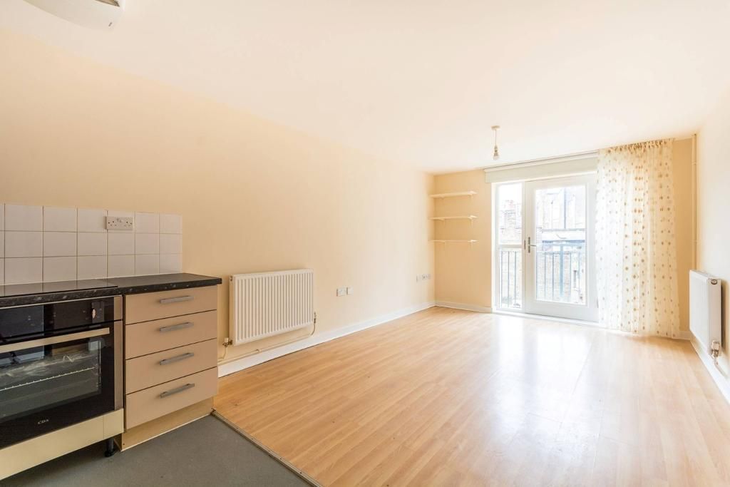 2 bed flat to rent in Shacklewell Lane, Dalston, London N16 Zoopla
