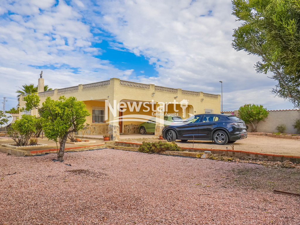 3 bed villa for sale in Alicante, La Marina, Urb La Escuera, £187,704