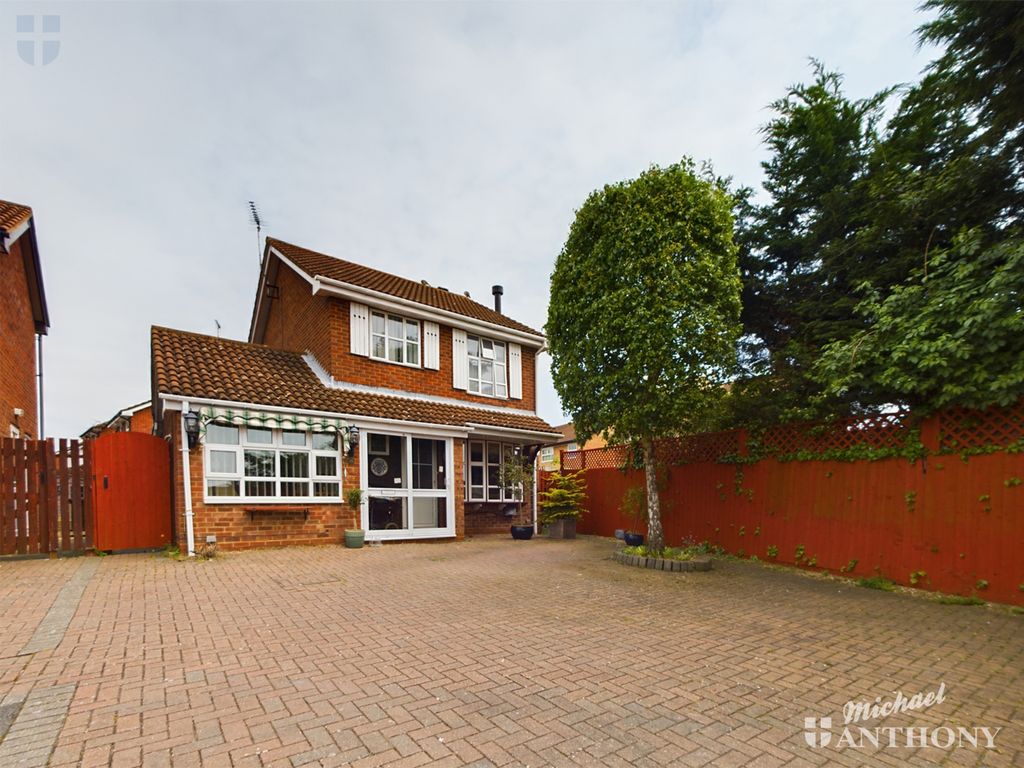4 bed detached house for sale in Thorp Close, Aylesbury HP21, £475,000