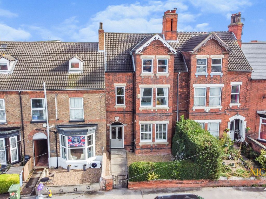 5 bed terraced house for sale in London Road, Retford, Nottinghamshire
