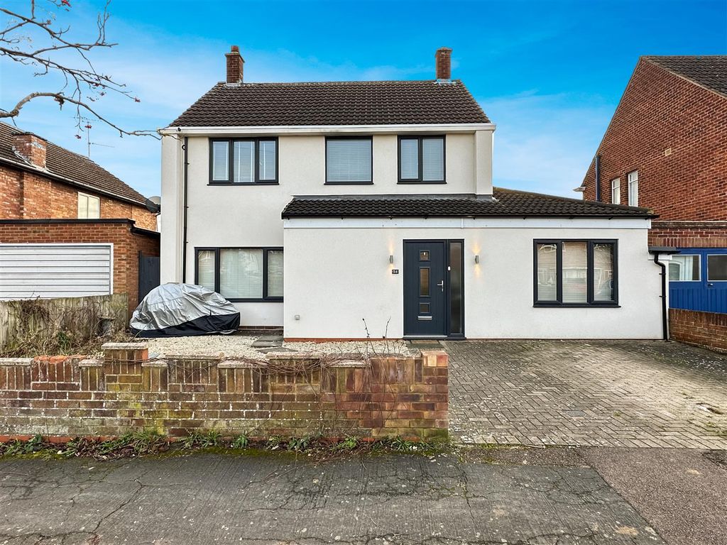 3 bed detached house for sale in Brimley Road, Cambridge CB4, £625,000