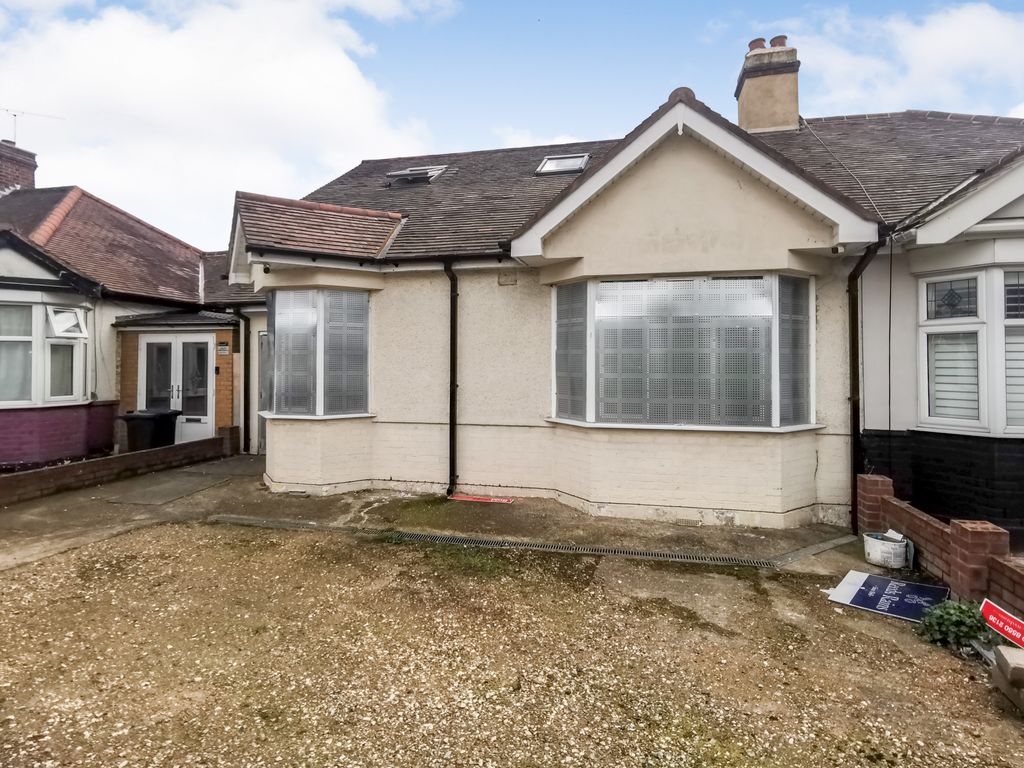 4 bed semidetached bungalow for sale in New North Road, Ilford IG6