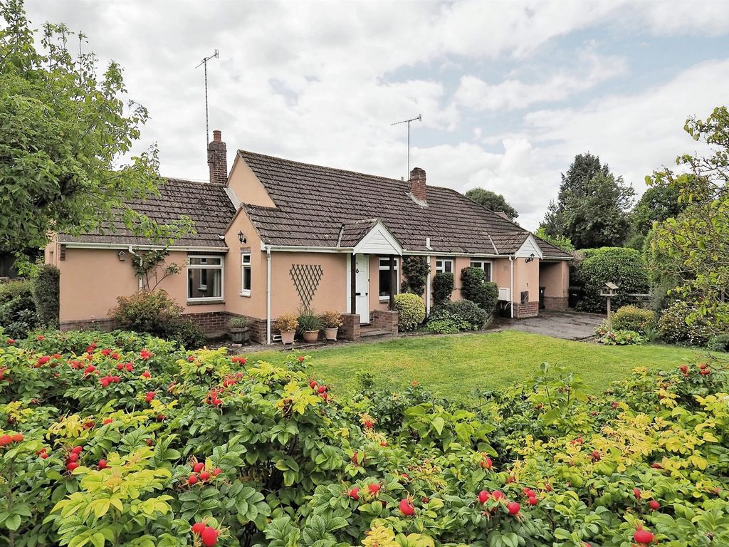 4 bed detached bungalow for sale in Bourne Close, Porton, Salisbury SP4