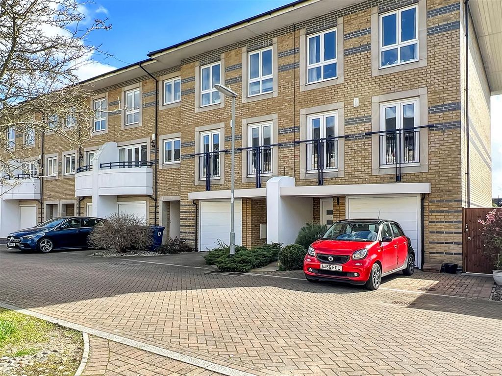 4 bed terraced house for sale in Longworth Avenue, Chesterton