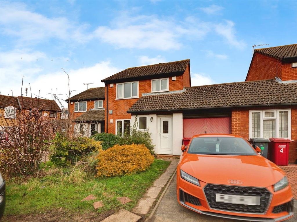 3 bed detached house for sale in Bank Spur, Cippenham, Slough SL1, £