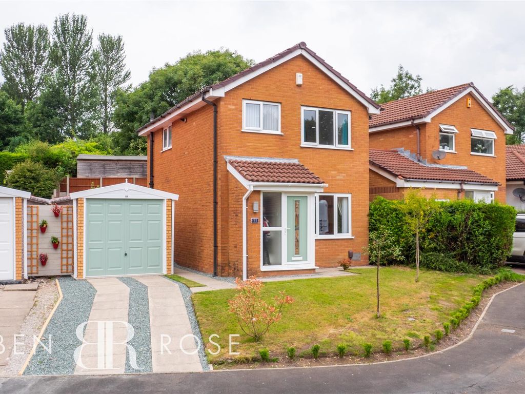 3 bed detached house for sale in Clover Field, ClaytonLeWoods