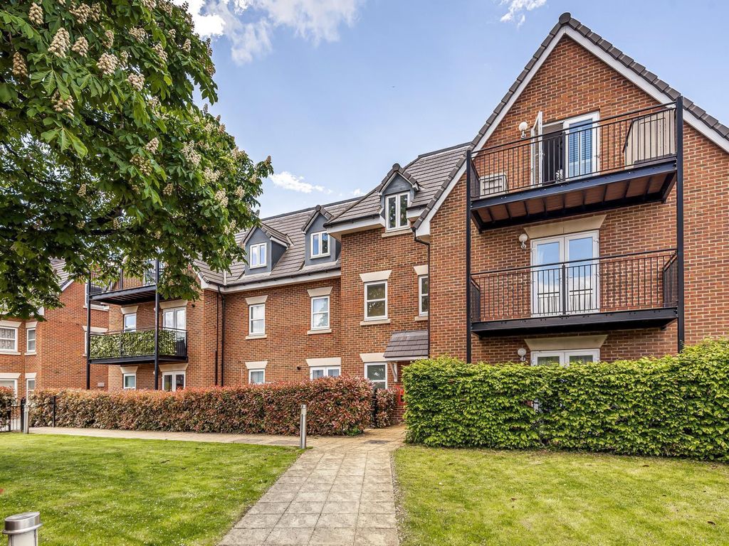 1 bed flat for sale in Molesey Road, Hersham, WaltonOnThames KT12