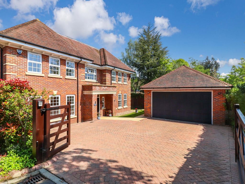 6 bed detached house for sale in Barton Drive, Beaconsfield HP9, £