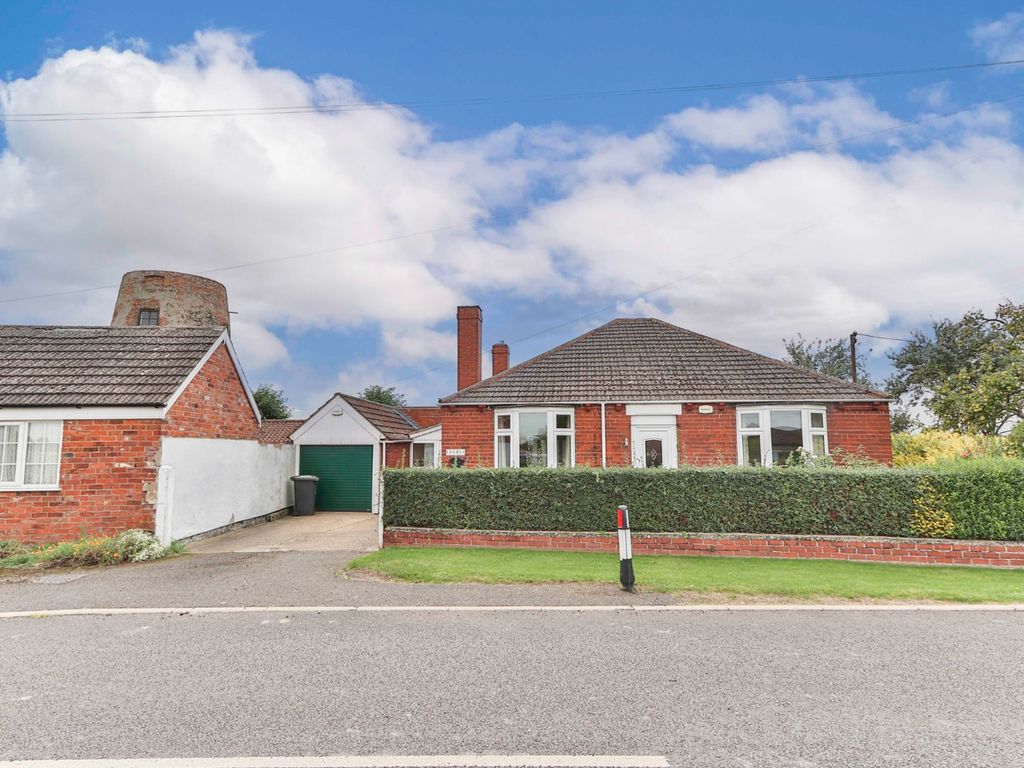 3 bed detached bungalow for sale in Ferry Road, Barrow Haven, BarrowUponHumber, Lincolnshire
